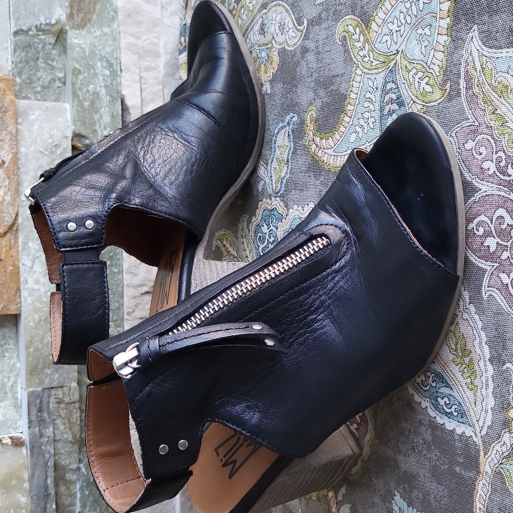 Miz Mooz Black Leather Sling Back